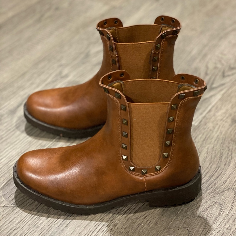 Never worn brown studded Olivia Miller chelsea boots, size 7